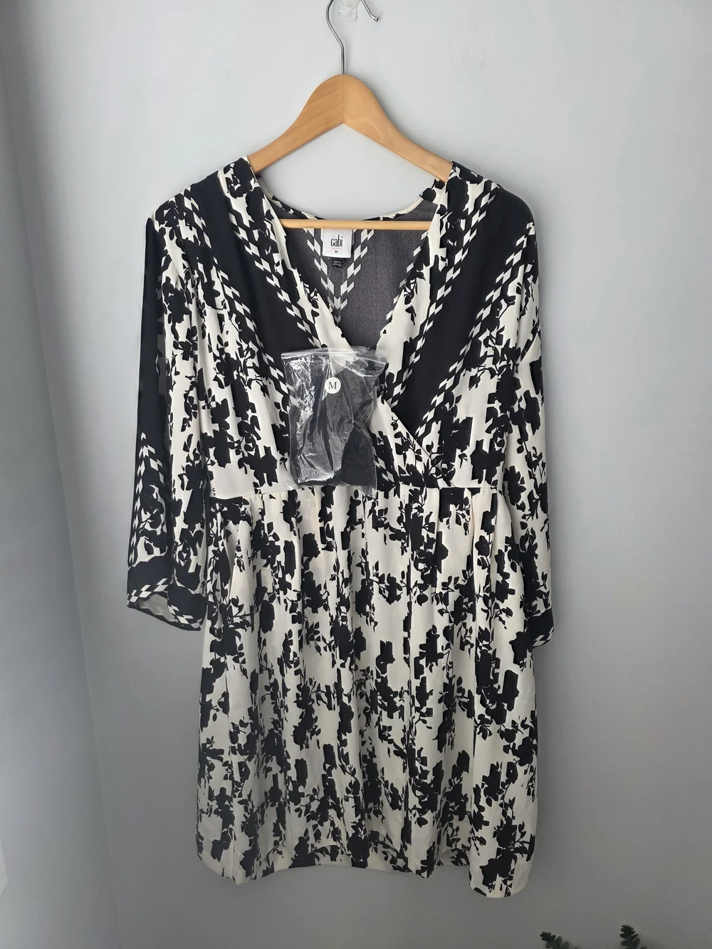 Cabi Black & White Floral V-Neck Dress Size Medium - Picture 2 of 14